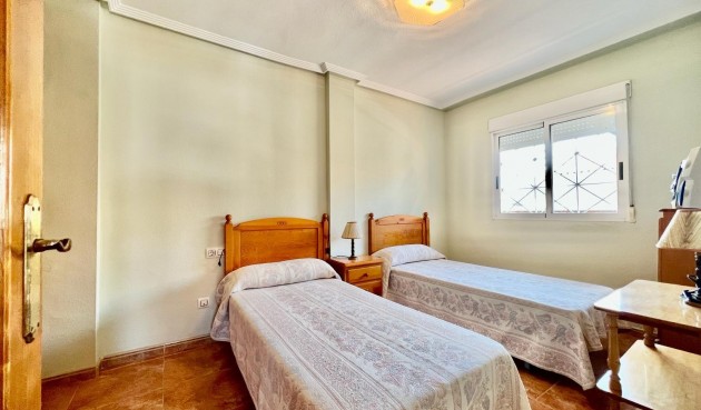 Resale - Bungalow -
Torrevieja - Centro