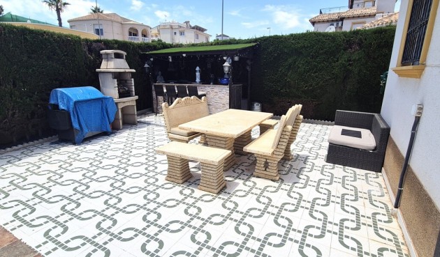 Resale - Villa -
Villamartin - Costa Blanca