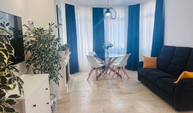 Återförsäljning - Villa -
Villamartin - Costa Blanca