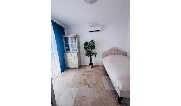 Återförsäljning - Villa -
Villamartin - Costa Blanca