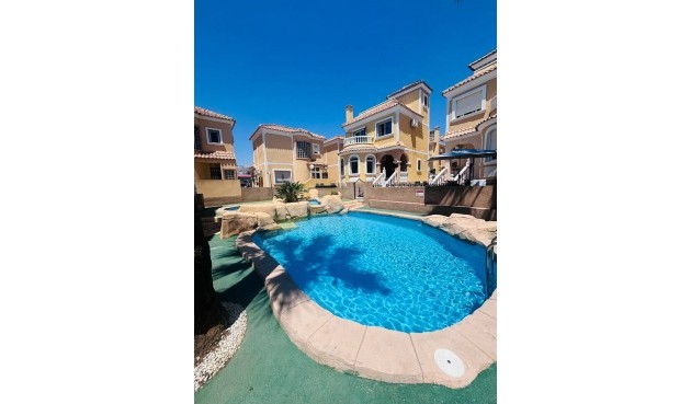 Återförsäljning - Villa -
Villamartin - Costa Blanca