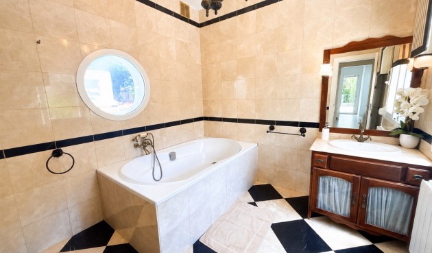 Resale - Villa -
Dehesa de Campoamor - Costa Blanca