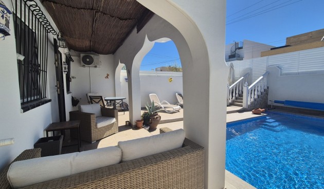 Återförsäljning - Semi Detached -
Villamartin - Costa Blanca
