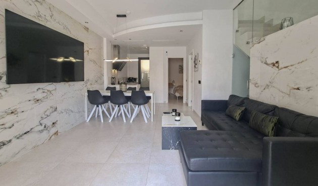 Återförsäljning - Villa -
Villamartin - Costa Blanca
