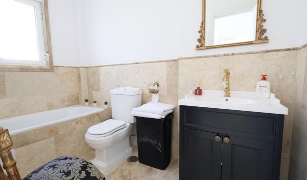 Återförsäljning - Villa -
Villamartin - Costa Blanca