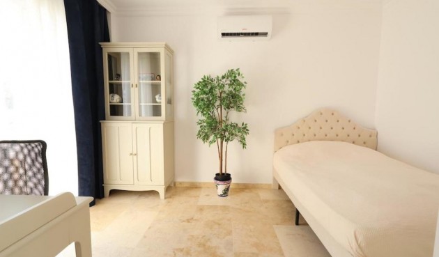 Återförsäljning - Villa -
Villamartin - Costa Blanca