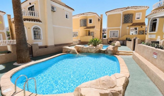 Återförsäljning - Villa -
Villamartin - Costa Blanca