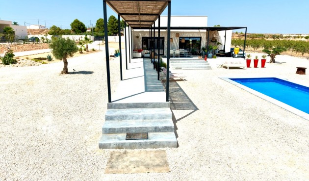Resale - Villa -
Pinoso - Inland