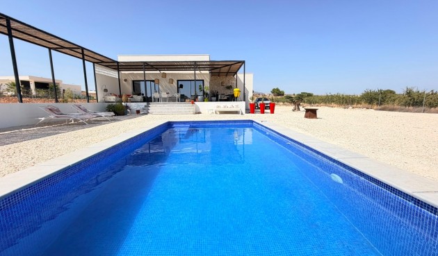 Resale - Villa -
Pinoso - Inland