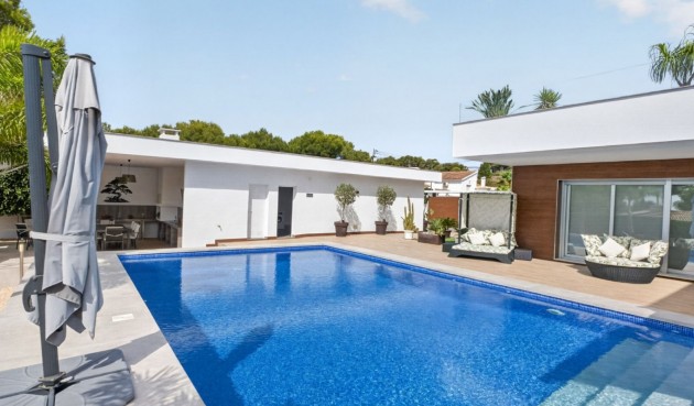 Resale - Villa -
Pinar de Campoverde - Inland
