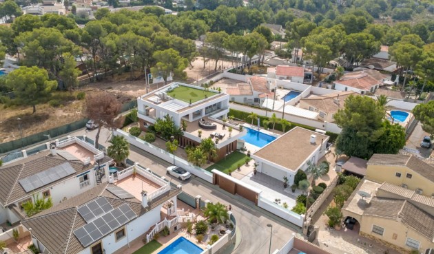 Resale - Villa -
Pinar de Campoverde - Inland