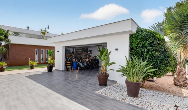 Resale - Villa -
Pinar de Campoverde - Inland
