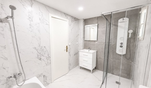Resale - Villa -
Villamartin - Costa Blanca
