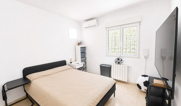 Resale - Villa -
Villamartin - Costa Blanca