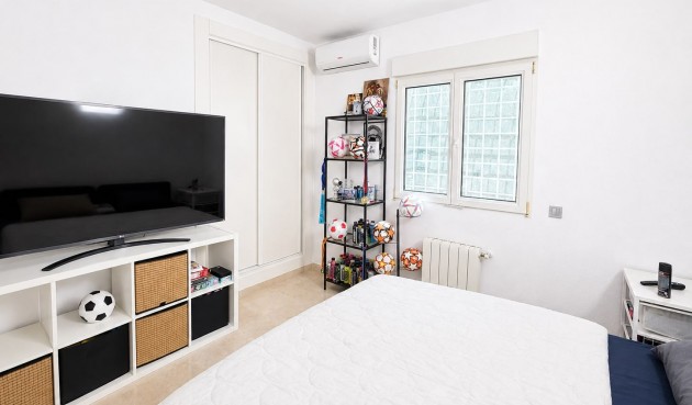 Resale - Villa -
Villamartin - Costa Blanca