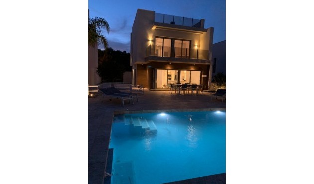 Resale - Villa -
San Miguel de Salinas - Inland