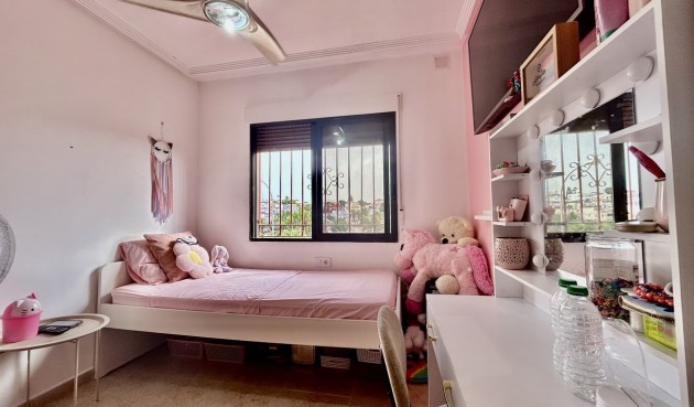 Resale - Villa -
Villamartin - Costa Blanca