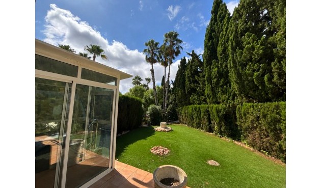 Brukt - Villa -
Villamartin - Costa Blanca