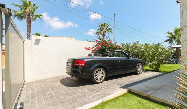 Resale - Villa -
Orihuela Costa - Costa Blanca
