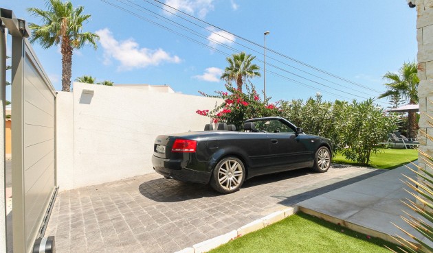 Resale - Villa -
Orihuela Costa - Costa Blanca