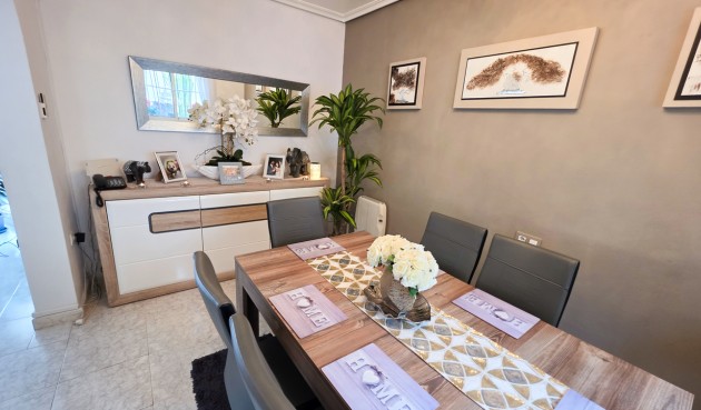 Resale - Villa -
Villamartin - Costa Blanca