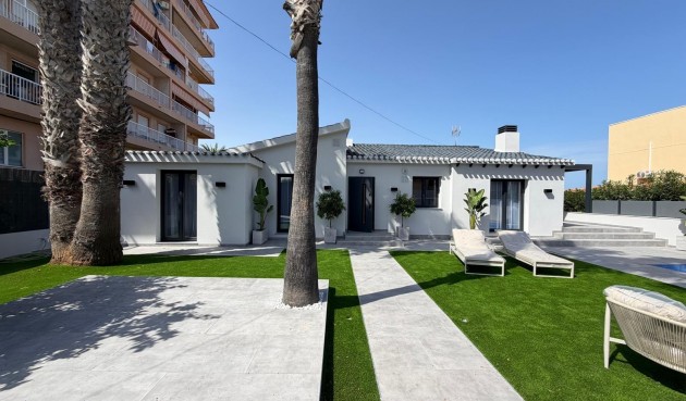 Återförsäljning - Villa -
Torrevieja - Punta Prima