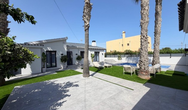 Återförsäljning - Villa -
Torrevieja - Punta Prima