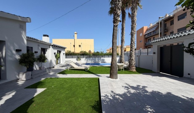 Återförsäljning - Villa -
Torrevieja - Punta Prima