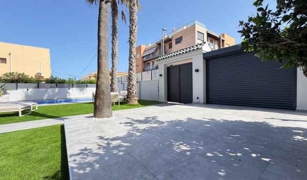 Återförsäljning - Villa -
Torrevieja - Punta Prima