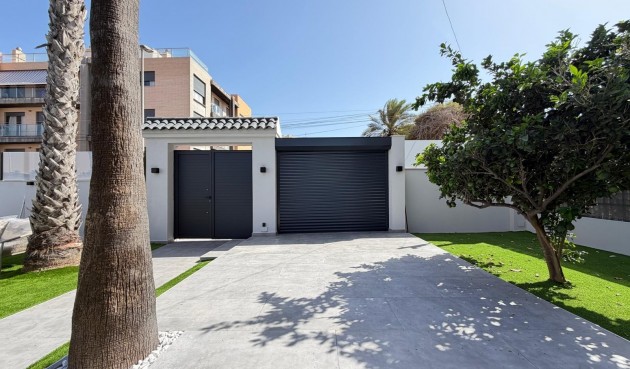 Återförsäljning - Villa -
Torrevieja - Punta Prima