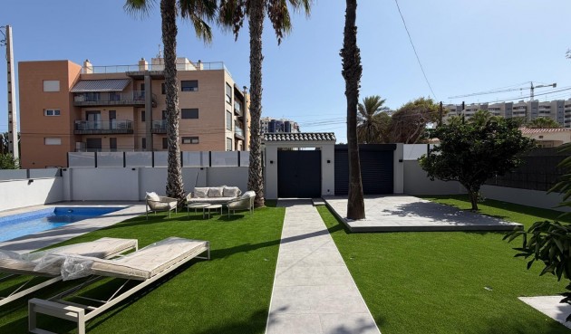 Återförsäljning - Villa -
Torrevieja - Punta Prima