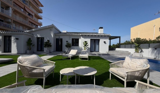 Återförsäljning - Villa -
Torrevieja - Punta Prima