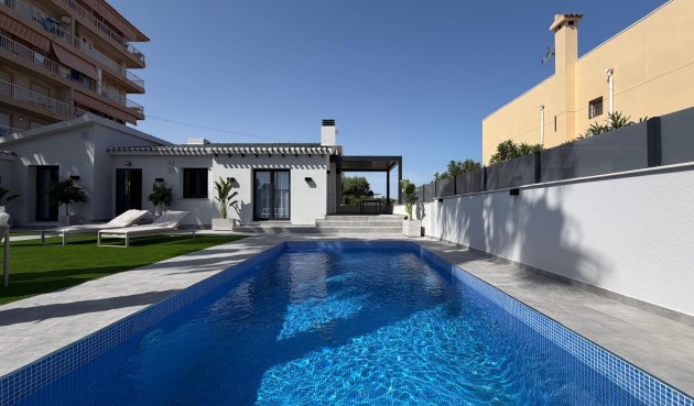 Återförsäljning - Villa -
Torrevieja - Punta Prima