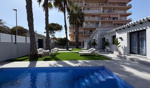 Återförsäljning - Villa -
Torrevieja - Punta Prima