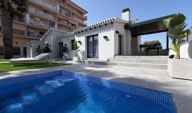 Återförsäljning - Villa -
Torrevieja - Punta Prima