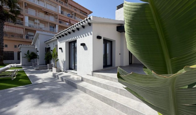 Återförsäljning - Villa -
Torrevieja - Punta Prima