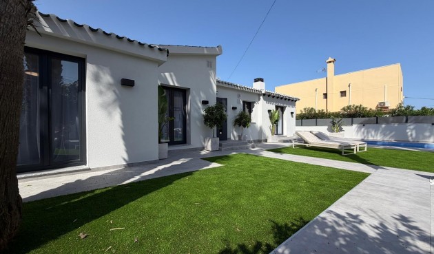 Återförsäljning - Villa -
Torrevieja - Punta Prima