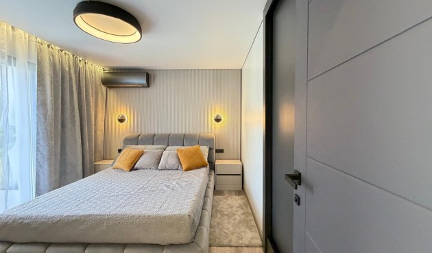 Återförsäljning - Villa -
Torrevieja - Punta Prima