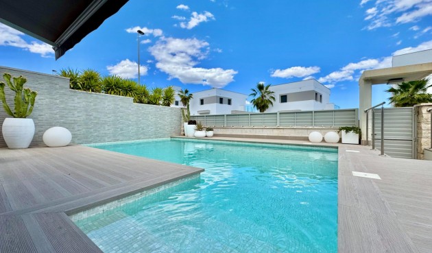 Reventa - Villa -
San Miguel de Salinas - Bellavista
