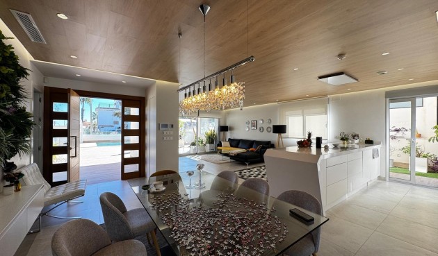Resale - Villa -
Orihuela Costa - Campoamor