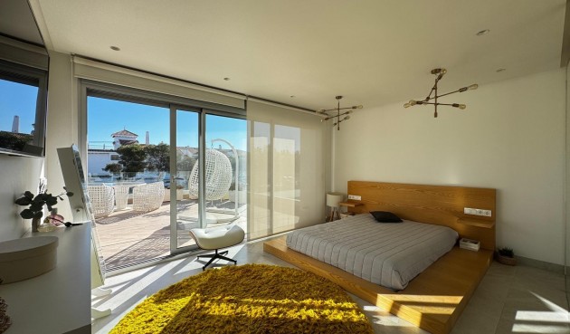 Resale - Villa -
Orihuela Costa - Campoamor