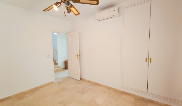 Resale - Villa -
Villamartin - Costa Blanca
