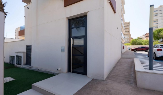 Resale - Apartment -
Guardamar del Segura - Puerto Deportivo