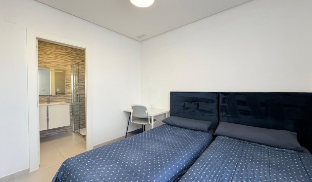 Resale - Town House -
Torrevieja - aguas nuevas