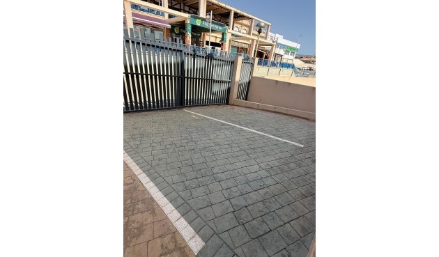 Resale - Bungalow -
Orihuela Costa - La Zenia