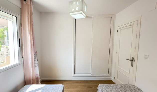 Resale - Villa -
Villamartin - Costa Blanca