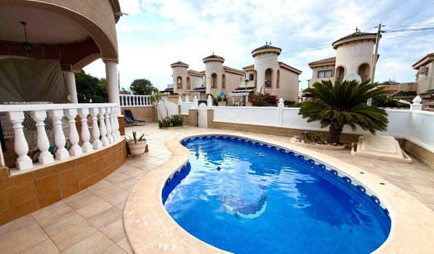 Brukt - Villa -
Orihuela Costa - Costa Blanca