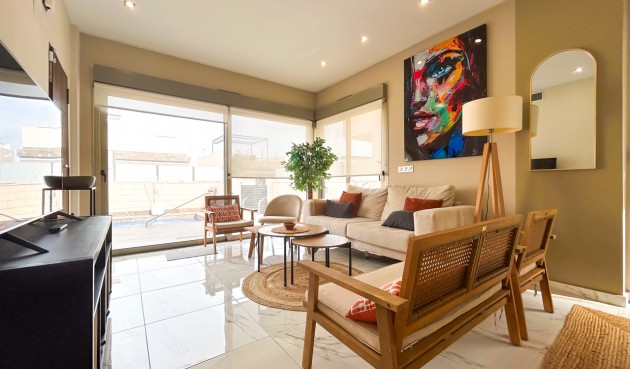 Resale - Villa -
Villamartin - Costa Blanca