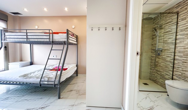 Resale - Villa -
Villamartin - Costa Blanca