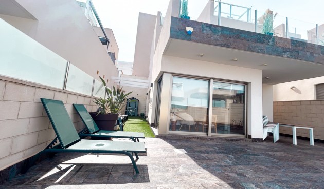 Resale - Villa -
Villamartin - Costa Blanca